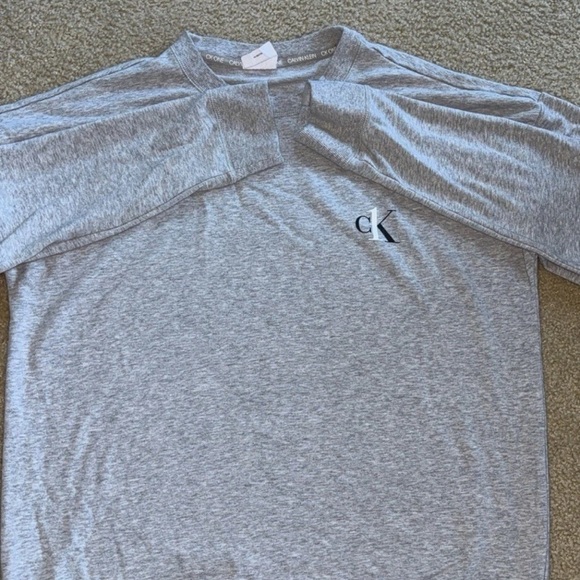 Calvin Klein Light Gray Long Sleeve Tee - Picture 1 of 2